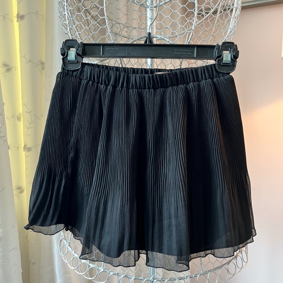Talula Black PleatedSkirt with elastic waist - Picture 2 of 3
